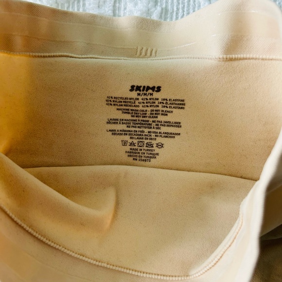 *SKIMS Seamless Sculpt Mid-rise Brief Sand Medium O-31 - Picture 6 of 7